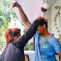 Delhi, Indien - - Februar 26 2023 - - indisch Familie Menschen spielen Farben auf holi Festival, halten anders Farben, holi Festival Feierlichkeiten im Delhi, Indien foto