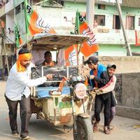 Delhi, Indien, Dezember 02 2022 -bharatiya Janata Party - - bjp Fan während Mega Straße Show im Unterstützung von bjp Kandidat pankaj luthara zu Datei Nominierung Papiere voraus von mcd lokal Körper Wahlen 2022 foto