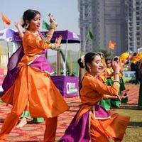 Delhi, Indien - - Dezember 11 2022 - - bharathanyam indisch klassisch odissi Tänzer durchführen beim Bühne. schön indisch Mädchen Tänzer im das Haltung von indisch tanzen. indisch klassisch tanzen bharatanatyam foto