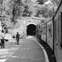 shimla, himachal pradesh, indien - 14. mai 2022 - spielzeugeisenbahn kalka-shimla route, weiter mit der eisenbahn zum hügel, spielzeugeisenbahn von kalka nach shimla in indien inmitten grüner naturwälder foto