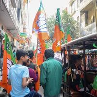 Delhi, Indien, Dezember 02 2022 -bharatiya Janata Party - - bjp Fan während Mega Straße Show im Unterstützung von bjp Kandidat pankaj luthara zu Datei Nominierung Papiere voraus von mcd lokal Körper Wahlen 2022 foto