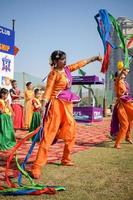 Delhi, Indien - - Dezember 11 2022 - - bharathanyam indisch klassisch odissi Tänzer durchführen beim Bühne. schön indisch Mädchen Tänzer im das Haltung von indisch tanzen. indisch klassisch tanzen bharatanatyam foto