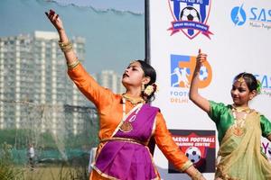 Delhi, Indien - - Dezember 11 2022 - - bharathanyam indisch klassisch odissi Tänzer durchführen beim Bühne. schön indisch Mädchen Tänzer im das Haltung von indisch tanzen. indisch klassisch tanzen bharatanatyam foto