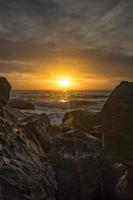 Meer Sonnenaufgang unter das Felsen. Meer Sonnenaufgang beim das schwarz Meer Küste in der Nähe von Warna, Bulgarien foto