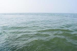 tolle Aussicht von arabisch Meer während das Tag Zeit im goa, Indien, Ozean Aussicht von hölzern Boot foto