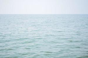 tolle Aussicht von arabisch Meer während das Tag Zeit im goa, Indien, Ozean Aussicht von hölzern Boot foto
