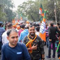 Delhi, Indien, Dezember 02 2022 -bharatiya Janata Party - - bjp Fan während Mega Straße Show im Unterstützung von bjp Kandidat pankaj luthara zu Datei Nominierung Papiere voraus von mcd lokal Körper Wahlen 2022 foto