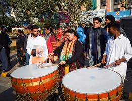 neu delhi, indien - 16. januar 2023 - tausende von menschen versammelten sich während der roadshow von premierminister narendra modi bjp, menschen während der großen wahlkundgebung von pm modi in der hauptstadt foto