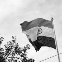 Indien-Flagge, die hoch am Connaught-Platz mit Stolz auf den blauen Himmel fliegt, Indien-Flagge flattert, indische Flagge am Unabhängigkeitstag und Tag der Republik Indien, Schuss nach oben geneigt, indische Flagge schwenkend, Har Ghar Tiranga foto