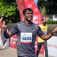 neu delhi, indien - 16. oktober 2022 - vedanta delhi halbmarathonrennen nach covid, bei dem die marathonteilnehmer kurz vor dem überqueren der ziellinie stehen, delhi halbmarathon 2022 foto