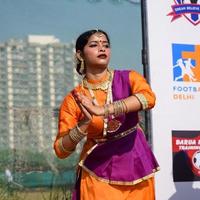 Delhi, Indien - - Dezember 11 2022 - - bharathanyam indisch klassisch odissi Tänzer durchführen beim Bühne. schön indisch Mädchen Tänzer im das Haltung von indisch tanzen. indisch klassisch tanzen bharatanatyam foto