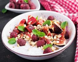 Chia Samen Pudding gemacht mit Himbeeren, Feigen und Minze auf dunkel Hintergrund. das Konzept von gut Ernährung. foto