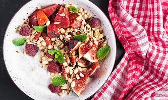 Chia Samen Pudding gemacht mit Himbeeren, Feigen und Minze auf dunkel Hintergrund. das Konzept von gut Ernährung. oben Aussicht foto