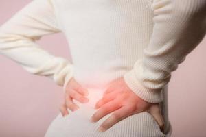 jung Frau haben Taille Schmerz, zurück schmerzen, Lendenwirbelsäule Muskel Verletzung Problem. Büro Syndrom Krankheit krank. Gesundheitswesen Konzept. foto