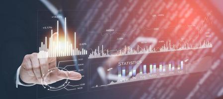 Geschäftsmann-Touchscreen-Linie von Börsen- oder Devisenhandelsdiagrammen und Kerzendiagrammen, die für Finanzanlagekonzepte, Wirtschaftstrends, Hintergrund für Geschäftsideen und alle Kunstwerke geeignet sind. foto