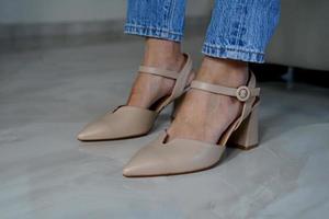 Paar elegant Frauen Schuhe ein Mode Schuhwerk Konzept foto