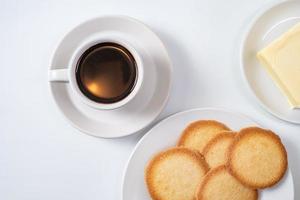 Tasse Kaffee mit Keksen auf weißem Hintergrund foto