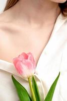 einer Rosa Tulpe gegen jung weiblich foto