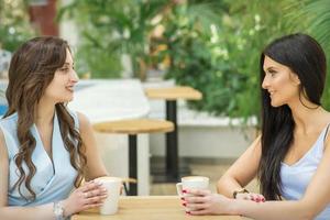zwei jung Frauen trinken Kaffee foto