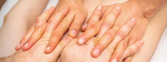 4 Hände Massage das geduldig zurück foto