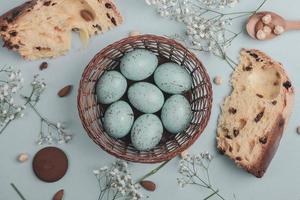 Pastell- Ostern Eier Hintergrund. Frühling großartig Karte. Ostern Eier im Korb foto