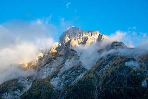 auffällig Berg Formation unter Blau Himmel umgeben durch Wolken foto