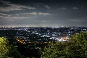 ein Blick auf die Stadt Yogyakarta bei Nacht foto