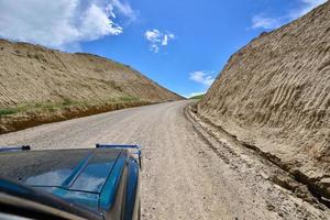 das schön Landschaft entlang das Weg zu qiongkushtai im Xinjiang foto