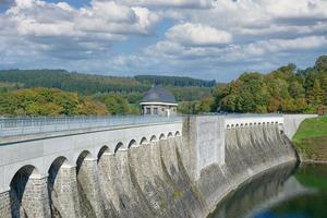 Damm zwischen Listertalsperre Reservoir und Großsee Reservoir im Sauerland, Deutschland foto