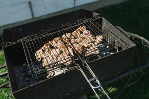 Schaschlik Kebab von Hähnchen Oberschenkel auf das Grill auf das Grill sind gebraten. ein Tag aus im Natur foto