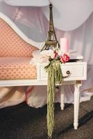 Blume Anordnung und Eiffel Turm Souvenir beim Hochzeit oder Zimmer foto