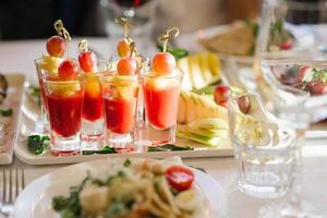 schön und köstlich Snacks im Glas im das Portion von ein festlich Bankett beim ein Hochzeit foto