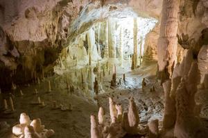 Frasassi Höhlen im Italien foto
