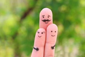 Finger Kunst von glücklich Familie. Konzept Vater Umarmungen Kinder. foto