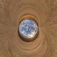 blauer kugel kleiner planet im schotterweg oder feldhintergrund. Krümmung des Raumes foto