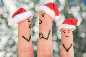 Finger Kunst von Paar feiert Weihnachten. Konzept von Mann und Frau während Streit im Neu Jahr, Kind ist verärgern. foto