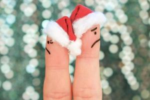 Finger Kunst von Paar feiert Weihnachten. Konzept von Mann und Frau während Streit im Neu Jahr. Paar nach ein Streit suchen im anders Richtungen. foto