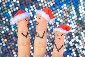 Finger Kunst von Paar feiert Weihnachten. Konzept von Mann und Frau während Streit im Neu Jahr, Kind ist verärgern. getönt Bild. foto