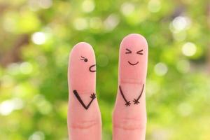 Finger Kunst von Familie während Streit. Konzept von Ehefrau Geschrei auf Ehemann, Mann lacht. foto