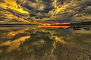 atemberaubend lange Exposition Wolken mit transparent Wasser Betrachtung foto