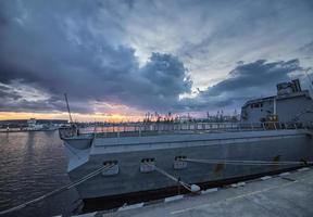 Teil von Fregatte Marine- Kräfte beim Sonnenuntergang beim das Hafen. Kriegsschiff foto
