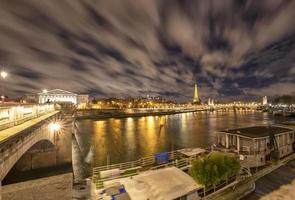 Paris, Frankreich - - Dezember 21, 2018 Brücke alexandre iii, Fluss und das Eiffel Turm durch Nacht im Paris, Frankreich foto