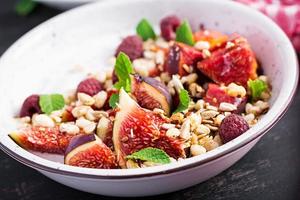 Chia Samen Pudding gemacht mit Himbeeren, Feigen und Minze auf dunkel Hintergrund. das Konzept von gut Ernährung. foto