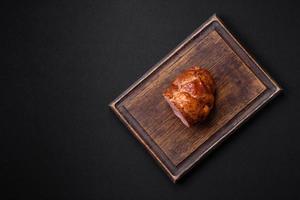 köstlich frisch gebacken Fleisch rollen mit Gewürze und Kräuter foto