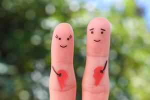 Finger Kunst von glücklich Paar. Frau und Mann halten gebrochen Herz. Konzept von Freude nach Scheidung. foto