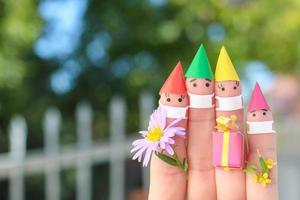 Finger Kunst von Familie im medizinisch Maske von covid-2019 feiert Geburtstag. foto