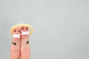 Finger Kunst von glücklich Paar im medizinisch Maske von covid-2019. Konzept von sicher Sex. foto