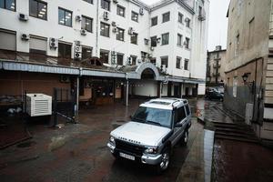 Land Rover Entdeckung 2 im regnerisch Tag im Stadt Straße. foto