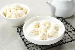 Baiser Kekse im Weiß Schüssel, gemacht von ausgepeitscht Mehl mit Zucker und Eier foto