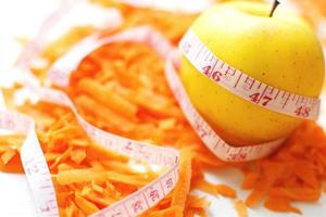 gehackt Möhren und Apfel auf ein Weiß Hintergrund. Früchte und Gemüse gesund Essen zum Diät foto